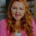 Eva Kramerová Instagram - Hrniečok? ☕️ Možno aj toto uvidíš v @jedemenateambuilding_film 😂 PREMIÉRA 🇨🇿 - 28.12.2023 PREMIÉRA 🇸🇰 - 11.1.2024