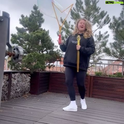 Eva Kramerová Instagram - #busy💃🏼Toto som ja keď mám veľa povinností😭🤷🏼♀️💞 … skúšam nový bublifuk ! #busy#nedvihačky#neodpisovačky