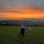 Eva Kramerová Instagram - 🌅🤸🏼‍♀️💞 #magic#everyday#sunset#halo#tusazapadá