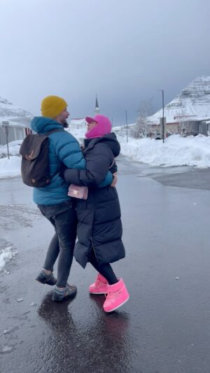 Eva Kramerová Instagram - 🇮🇸 milujeme Island a veríme že sme roztopili nejedno ľadové vikingské srdiečko 😀💗🥶#cestopis#island#hocičo#kopatropikana
Naozaj sa nedá zachytiť aká je táto krajina úžasná 💫 Za týždeň sme toho stihli naozaj veľa vďaka programu @worldee_com ! 
Dakujeme každému kto spravil túto dovošku nezabudnuteľnou 💗