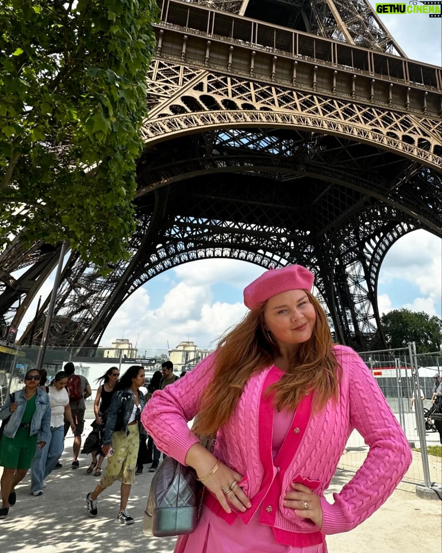 Eva Kramerová - 9.7K Likes - Evely in Paris 🥖🌸⚡️💗👩🏼🎨🚀
Dnes oslavujem narodky 🌸 predošlý rok bol jeden krásny hrot ale som vďačná za všetko čo mi život ponúkol a teším sa na další rok lebo zas budem #orokskusenejšia 💫
Ďakujem vám za nádherne priania, vďaka vám je je tento deň ešte krajší ⚡️⚡️⚡️ lubkam vás