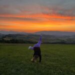 Eva Kramerová Instagram – 🌅🤸🏼‍♀️💞 
#magic#everyday#sunset#halo#tusazapadá