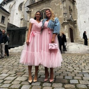 Eva Kramerová Instagram - Birmovka … 💞💒✨ 
Neviem kedy najbližšie budem v kostole tak si to tu pre istotu dám ako peknú spomienku 😅 
#birmovnámama
Krásnu nedeľu hviezdičky 🌈🫶🏻 
Ďakujem @karoly_kubankova že si ma vybrala ako birmovnú 😀💞
Ďakujeme za šaty @milanwtf @factorywtf