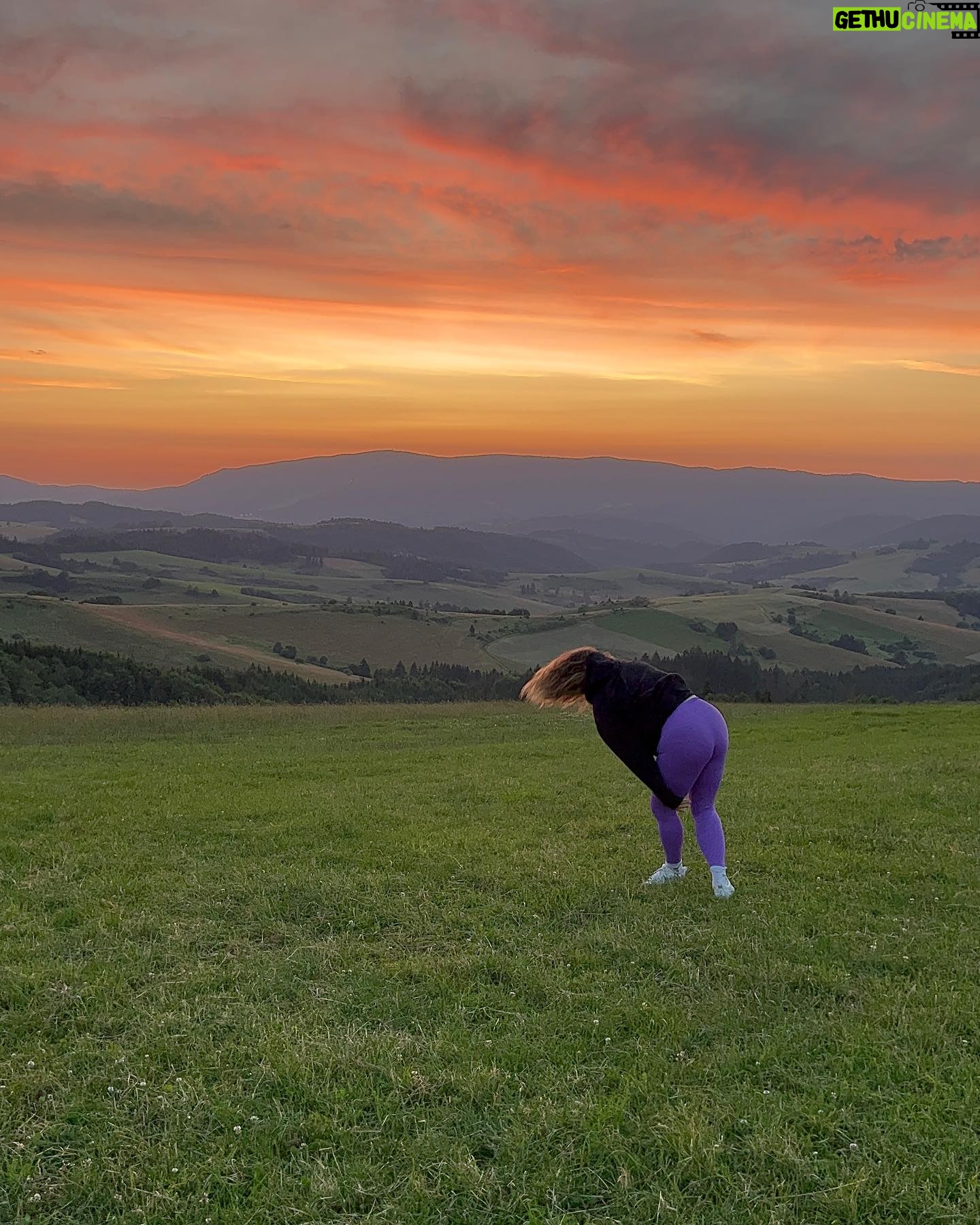 Eva Kramerová Instagram - 🌅🤸🏼♀️💞 #magic#everyday#sunset#halo#tusazapadá