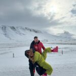 Eva Kramerová Instagram - Toto čítanie ti zaberie 1 minútku zatiaľ čo my sa už šmýkame na Islande . Je ťažké zostat pozitívny pri zmenách ktoré nám nie sú po vôli, keď vyhrávajú ľudia ktorým ľudsky nerozumiem a nemáme rovnaký pohľad na svet a o ktorých tušíme že nebudú myslieť aj na nás …je to únavne stále dúfať v lepšie zajtrajšky ked žijeme vo svete plnom chaosu, kde sa javi že veľa ľudí nevie rozoznať medzi dobrom a zlom, pravdou a klamstvom. Strach je mizerná štartovacia čiara aby človek robil akékoľvek rozhodnutia a tak aj keď sme sa teraz zľakli budeme sa snažiť schladiť si hlavu, upokojiť sa a bojovať za to aby sa na Slovenku slovo “západ”, liberál, pokrok nebrali ako nadávky. Verím že sa nádej neprepadla tak ako ja na tejto fotke a že spolu si chvíľku ponadávame, usmejeme sa na seba a budeme robiť tak aby dobre bolo 💗 Zvládneme to a buďme na seba dobrí 🧡