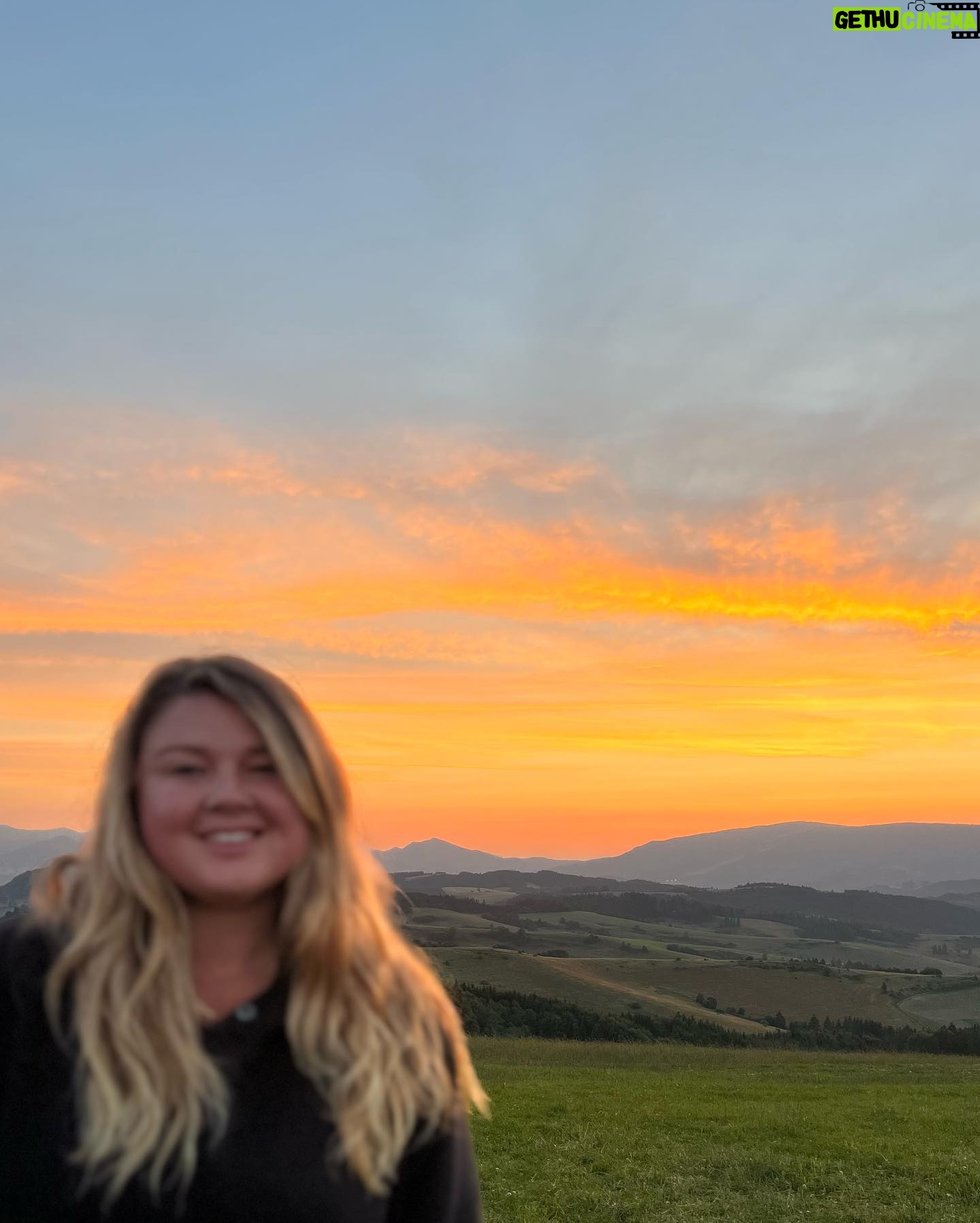 Eva Kramerová Instagram - 🌅🤸🏼♀️💞 #magic#everyday#sunset#halo#tusazapadá