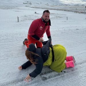 Eva Kramerová Instagram - Toto čítanie ti zaberie 1 minútku zatiaľ čo my sa už šmýkame na Islande .
Je ťažké zostat pozitívny pri zmenách ktoré nám nie sú po vôli, keď vyhrávajú ľudia ktorým ľudsky nerozumiem a nemáme rovnaký pohľad na svet a o ktorých tušíme že nebudú myslieť aj na nás …je to únavne stále dúfať v lepšie zajtrajšky ked žijeme vo svete plnom chaosu, kde sa javi že veľa ľudí nevie rozoznať medzi dobrom a zlom, pravdou a klamstvom.
Strach je mizerná štartovacia čiara aby človek robil  akékoľvek rozhodnutia a tak aj keď sme sa teraz zľakli budeme sa snažiť schladiť si hlavu, upokojiť sa a bojovať za to aby sa na Slovenku slovo “západ”, liberál, pokrok nebrali ako nadávky. 
Verím že sa nádej neprepadla tak ako ja na tejto fotke a že spolu si chvíľku ponadávame, usmejeme sa na seba a budeme robiť tak aby dobre bolo 💗 
Zvládneme to a buďme na seba dobrí 🧡