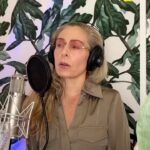 Eva Röse Instagram – Jaaa! Ni vet väl  att vi har en podd för att liva upp i tider av mörker! Allt måste rymmas, högt och lågt,skratt och tårar. Så- för er som tvekar inför att bjuda in till fest,middag eller bara har frågor om hur man ska bete sig eller göra för att liva upp- håll ut. Hjälpen är nära. Jag svarar på era frågor under ledning av ett annat proffs..@amandacollden In nu och lyssna på #hederochfestmoral , finns där poddar  finns.  Och – LEV allt ni kan. När ni kan.🦄🍾⭐️🐷