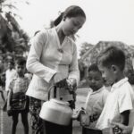 Eva Röse Instagram - Posted @withregram • @unicefsverige En påminnelse om varför vi har FN och Unicef- och en tydlig bild av att historien upprepar sig. Men vet ni- det GÅR att förändra! Vi får inte tappa hoppet. När det är som mörkast ska vi bära varandra och göra det vi kan. Stort eller smått. Här en snabb lektion: Efter andra världskriget var världen i chock över det brutala våld som skördat miljontals människors liv. Med förhoppning om att i framtiden kunna lösa konflikter utan våld så bildas FN, som i sin tur bildar UNICEF. Tanken var att UNICEFs arbete skulle vara en kortvarig insats för att hjälpa alla de barn som drabbats av krigets hänsynslöshet. Men så blev inte fallet. Behovet av hjälp var mycket större än förväntat och det blev snabbt tydligt att det krävs ett långsiktigt arbete för att förändra barns situation. Med tiden blir UNICEF världens ledande barnrättsorganisation med uppdrag att sprida kunskap om barnets rättigheter och säkerställa att de uppfylls. Idag finns vi i 190 länder, och sanningen är att vårt arbete just nu är viktigare än någonsin. Det här året behöver fler barn än någonsin i modern historia hjälp för att överleva. Men det finns hopp. Med över 75 års erfarenhet vet hur vi kan vända utvecklingen - om vi gör det tillsammans. Vill du stötta vårt arbete att fortsätta göra världen bättre för alla barn? Bli Världsförälder via länk i vår bio. @unicefsverige 💙 #förallabarn #unicef #unicefsverige