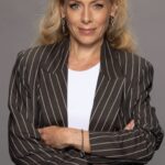 Eva Röse Instagram - Jajemän. I tider som dessa är det lätt att hålla sig för skratt. Men det är det INTE i detta sammanhang. Efter succén förra säsongen är man nu tillbaka som sträng rektor för en ny klass. Och vilket gäng sen! Välkomna in till oss. Från 29 dec kan ni se de tre första avsnitten på Prime Video Sverige #skrattarbästsomskrattarsist @primevideose #LOLSE #primevideose ✨✨✨✨