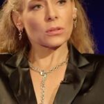 Eva Röse Instagram - Jajemän. Har ni inte sett Kulturprogrammet Sverige på @svt så är det dags nu. Er utsända i etern håller ställningarna och ställer ner skåpet. Fint samtal med @farah.abadii . Tack för att jag fick komma och formulera mig kring det jag tycker är viktigt.🙏🏼👊🏻 Finns nu på @svtplay10 . #mäktet