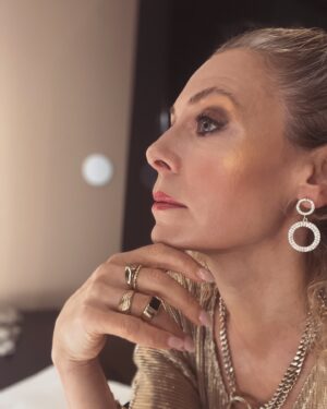 Eva Röse Instagram - Encounter.
Uppdrag utfört.  Salongen tömd.
Logen tyst.  Orden ekar.