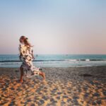 Eva Röse Instagram – Fullmoon people is my people.
Vaknar 02 av att själen försöker smyga sig ut ur bröstkorgen. Pressar vänligt men bestämt tillbaka den genom revbenen. En ojämn kamp mot ett inre i vild galopp. Mitt i kaos och mörker lyser månen. When in doubt – vänd blicken uppåt . Det finns en månkalender som kroppen lever efter. Är du kvinna är den väldigt tydlig och skall icke tryckas undan. 11:e budet.
Jag vägrar somna om.
Kan inte vänta tills jag står under stjärnhimlen i Gobiöknen. Med frost i ögonfransarna och iskristaller under naglarna. Som i natt liknar klor.
