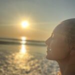 Eva Röse Instagram - Som en mjuk påminnelse om att solen alltid går upp. Oavsett vardag eller högtid så finns hon där över oss eller under beroende på var vi bor. Oavsett hur vi mår,vad vi oroar oss för eller vad vi kämpar med. Oavsett allt jävligt som sker runt oss just nu så kommer hon som en påminnelse att vi får en ny chans varje dag. En uppmaning att reflektera,bli bättre,mjukna,ta sats, sträcka oss längre. Nå in och ut. Ett år går till ända och med det alla förhoppningar vi hade eller besvikelser vi ska lämna bakom oss. Sorger och skimrande stunder. Allt som skulle blivit. Allt som nu kan få bli. Solen går upp över dig som fastnat i steget. Du som har skav i hjärtat. Du som oroar dig för en anhörig. Du som är ofrivilligt ensam och du som kämpar med missbruk av olika slag. Du som är rädd för våldet som kommer i spåren av alkohol och fyrverkerier. Du som saknar dina barn eller som längtar efter att få bli förälder. Du som är osams med din familj eller med dig själv. Du som undrar vad alla andra gör. Du som är nykär,nyskild,nyfrälst. Du som ska fira ditt första nyår på ett helt nytt sätt. Du som inte ska fira alls. Du som skulle vilja fira men inte vet hur eller med vem. Oavsett allt så får du en ny dag idag. Och framförallt i morgon. Så- Vad skriver du i boken? Vad önskar du dig och framförallt, vad längtar du efter? Gott nytt år mina fina vänner därute.🎇🎇🎇 ( Happy new chance all my non-swedish friends!)