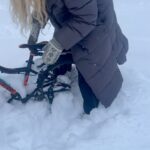 Eva Röse Instagram - Jojo- in i finrummen med dom för bövelen. Tack för glada tillrop och önskemål om att ta över hela @tv4 . Vi hinner inte . Viktigare saker ska göras. Testen om snabbast väg in i framtiden fortsätter med oerhörd hastighet. Idag stål-ren. NollkonTrolltider. Lucka nr 5. Burnout med Snurre Sprätt #knyckisånässla#julkalender#testing#framtid#samtid#julefrid#ren#burnout#häxkraft#fuckoff#såattsäga (finfoto av @photographerkarintornblom för #helleniushörna) @vannarosenberg