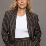 Eva Röse Instagram - I årets sista darrande minuter serverar vi er en nyårssupé på 8 avsnitt. Extra allt. Några av sveriges roligaste personer instängda i ett rum i 6 hr med en uppgift; få varandra att skratta men absolut inte skatta själva. Plågsamt,ljuvligt och extremt smittsamt. Idag släpper vi 3 avsnitt. Trodde aldrig vi kunde toppa förra säsongen men detta har börjat mkt lovande… Game on! #lolse#primevideose @primevideose #skrattarbästsomskrattarsist @henrikdorsin @thepetramede @davidbatra @keyyo @hampusnessvold @pia.scen @anisdondemina @marialundqvistofficial #johanulvesson @perfritzellofficial