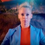 Eva Röse Instagram - Well YES folks! Säsong 1 blev ju en succé så vi levlar upp med en säsong till. Från 29 dec kan ni börja se hur det ska gå för några av de roligaste vi har i landet- när de ska försöka få varandra att skratta men inte ens får dra på munnen själva. Barnsligt,bjussigt och absolut oemotståndligt! Instängda 6 hr i ett rum och eder undertecknad är sträng domare som övervakar allt via 40 kameror. Ta gott emot ett garv eller tre i dessa tider så att säga! #lolse#primevideose @primevideose #skrattarbästsomskrattarsist