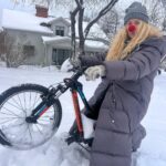 Eva Röse Instagram - Jojo- in i finrummen med dom för bövelen. Tack för glada tillrop och önskemål om att ta över hela @tv4 . Vi hinner inte . Viktigare saker ska göras. Testen om snabbast väg in i framtiden fortsätter med oerhörd hastighet. Idag stål-ren. NollkonTrolltider. Lucka nr 5. Burnout med Snurre Sprätt #knyckisånässla#julkalender#testing#framtid#samtid#julefrid#ren#burnout#häxkraft#fuckoff#såattsäga (finfoto av @photographerkarintornblom för #helleniushörna) @vannarosenberg
