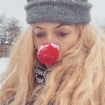 Eva Röse Instagram - Luckans Lakejer ger er ännu ett test av snabbast väg mot framtiden när samtiden suger som en nyfödd kalv. NollkonTrolltider Lucka 4. Genus från Nazaret i Box. #knyckisånässla#julkalender#jul#religion#framtid#box#fastandfurious#påve#snö#speed#genus#future#samtid#julefrid#skärpning#såattsäga @vannarosenberg