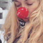 Eva Röse Instagram - Luckans Lakejer ger er ännu ett test av snabbast väg mot framtiden när samtiden suger som en nyfödd kalv. NollkonTrolltider Lucka 4. Genus från Nazaret i Box. #knyckisånässla#julkalender#jul#religion#framtid#box#fastandfurious#påve#snö#speed#genus#future#samtid#julefrid#skärpning#såattsäga @vannarosenberg