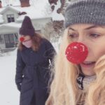Eva Röse Instagram - Luckans Lakejer ger er ännu ett test av snabbast väg mot framtiden när samtiden suger som en nyfödd kalv. NollkonTrolltider Lucka 4. Genus från Nazaret i Box. #knyckisånässla#julkalender#jul#religion#framtid#box#fastandfurious#påve#snö#speed#genus#future#samtid#julefrid#skärpning#såattsäga @vannarosenberg