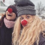 Eva Röse Instagram - Tänt var det här! Då så Evribodi- era utsända anser att samtiden suger och är därför alltså på jakt efter snabbast väg framåt. Vi ger er återbäring i advent. NollkonTrolltider. Lucka 3. Framgångsvåg och snorteri #knyckisånässla#julkalender#advent#lina#jul#surf #framtid#future#helevte##rosenbad#snömos# snö#såattsäga#knyckis#julefrid#koks @vannarosenberg