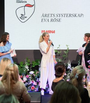 Eva Röse Instagram - Otroligt hedrad och glad över utmärkelsen "Årets Systerskap" . Motiveringen gjorde mig tårögd och förtjänar en egen väggbonad om någon känner sig manad. " Hon ler inte på beställning, struntar i dålig stämning och backar aldrig för att dra på sig rustningen .
Med sylvass humor,tajming och en obändig tydlighet är hon både på och vid sidan av scenen en härförare i kampen för mänskliga rättigheter ,jämställdhet och global hållbarhet. President av Jämtland- och en feminista i sin ädlaste form." 

Grattis alla övriga pristagare under kvällen!
(se tagg i bild). Tack @feminasverige för att ni använder er plattform till att lyfta och stärka kvinnor och samla så många otroliga medsystrar en kväll som denna.
Nu tar vi det härifrån.
✨ (foto @photographerkarintornblom samt @annahallams) #mäktet