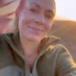Eva Röse Instagram – Varje dag du vaknar är värd att firas. Men som sagt- idag firar vi lite extra för idag är det Republikens nationaldag. Sänder en hälsning från en bergstopp i Gobiöknen Mongoliet. Solnedgång över Altaibergen – och soluppgång i hjärtat.
Må ni alla få vakna mjukt idag.
Jag sveper in er i min mantel och viskar uppfodrande att allt kommer att bli bra men att inget kommer av sig självt. Be the change. #nationaldag#jämtland#republikenjämtland @storsjoyran #president 💚🤍💙👊🏻