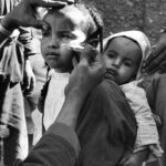 Eva Röse Instagram - Posted @withregram • @unicefsverige En påminnelse om varför vi har FN och Unicef- och en tydlig bild av att historien upprepar sig. Men vet ni- det GÅR att förändra! Vi får inte tappa hoppet. När det är som mörkast ska vi bära varandra och göra det vi kan. Stort eller smått. Här en snabb lektion: Efter andra världskriget var världen i chock över det brutala våld som skördat miljontals människors liv. Med förhoppning om att i framtiden kunna lösa konflikter utan våld så bildas FN, som i sin tur bildar UNICEF. Tanken var att UNICEFs arbete skulle vara en kortvarig insats för att hjälpa alla de barn som drabbats av krigets hänsynslöshet. Men så blev inte fallet. Behovet av hjälp var mycket större än förväntat och det blev snabbt tydligt att det krävs ett långsiktigt arbete för att förändra barns situation. Med tiden blir UNICEF världens ledande barnrättsorganisation med uppdrag att sprida kunskap om barnets rättigheter och säkerställa att de uppfylls. Idag finns vi i 190 länder, och sanningen är att vårt arbete just nu är viktigare än någonsin. Det här året behöver fler barn än någonsin i modern historia hjälp för att överleva. Men det finns hopp. Med över 75 års erfarenhet vet hur vi kan vända utvecklingen - om vi gör det tillsammans. Vill du stötta vårt arbete att fortsätta göra världen bättre för alla barn? Bli Världsförälder via länk i vår bio. @unicefsverige 💙 #förallabarn #unicef #unicefsverige