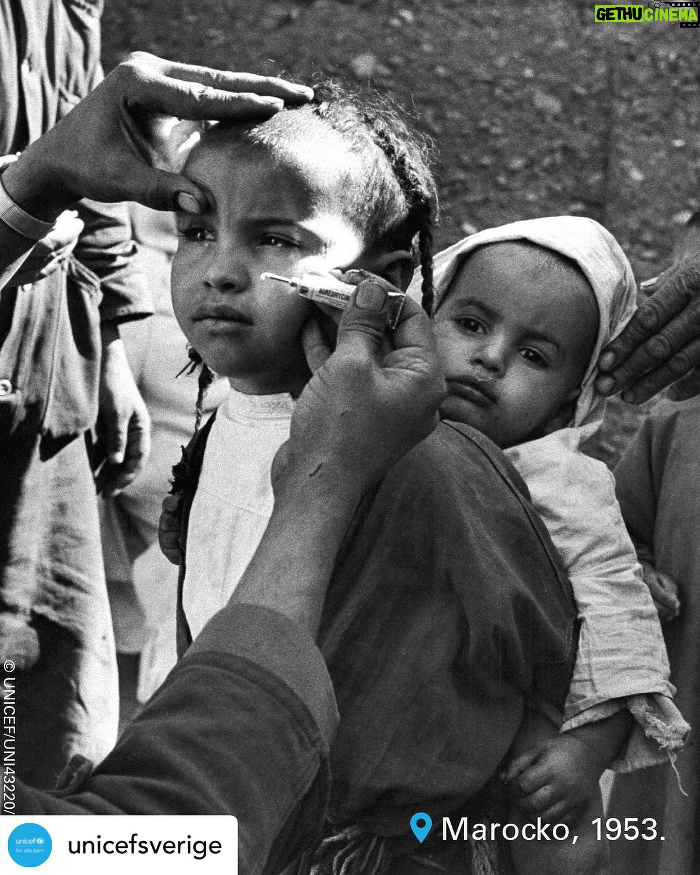 Eva Röse Instagram - Posted @withregram • @unicefsverige En påminnelse om varför vi har FN och Unicef- och en tydlig bild av att historien upprepar sig. Men vet ni- det GÅR att förändra! Vi får inte tappa hoppet. När det är som mörkast ska vi bära varandra och göra det vi kan. Stort eller smått. Här en snabb lektion: Efter andra världskriget var världen i chock över det brutala våld som skördat miljontals människors liv. Med förhoppning om att i framtiden kunna lösa konflikter utan våld så bildas FN, som i sin tur bildar UNICEF. Tanken var att UNICEFs arbete skulle vara en kortvarig insats för att hjälpa alla de barn som drabbats av krigets hänsynslöshet. Men så blev inte fallet. Behovet av hjälp var mycket större än förväntat och det blev snabbt tydligt att det krävs ett långsiktigt arbete för att förändra barns situation. Med tiden blir UNICEF världens ledande barnrättsorganisation med uppdrag att sprida kunskap om barnets rättigheter och säkerställa att de uppfylls. Idag finns vi i 190 länder, och sanningen är att vårt arbete just nu är viktigare än någonsin. Det här året behöver fler barn än någonsin i modern historia hjälp för att överleva. Men det finns hopp. Med över 75 års erfarenhet vet hur vi kan vända utvecklingen - om vi gör det tillsammans. Vill du stötta vårt arbete att fortsätta göra världen bättre för alla barn? Bli Världsförälder via länk i vår bio. @unicefsverige 💙 #förallabarn #unicef #unicefsverige