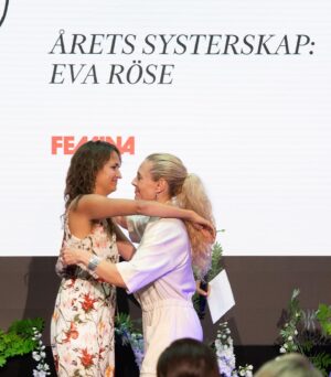 Eva Röse Instagram - Otroligt hedrad och glad över utmärkelsen "Årets Systerskap" . Motiveringen gjorde mig tårögd och förtjänar en egen väggbonad om någon känner sig manad. " Hon ler inte på beställning, struntar i dålig stämning och backar aldrig för att dra på sig rustningen .
Med sylvass humor,tajming och en obändig tydlighet är hon både på och vid sidan av scenen en härförare i kampen för mänskliga rättigheter ,jämställdhet och global hållbarhet. President av Jämtland- och en feminista i sin ädlaste form." 

Grattis alla övriga pristagare under kvällen!
(se tagg i bild). Tack @feminasverige för att ni använder er plattform till att lyfta och stärka kvinnor och samla så många otroliga medsystrar en kväll som denna.
Nu tar vi det härifrån.
✨ (foto @photographerkarintornblom samt @annahallams) #mäktet