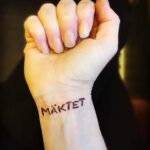 Eva Röse Instagram - ⏳ Varje dag vi får leva är värd att fira. Punkt. Oändligt tacksam och rörd över den kärlek ni sprider. Som ett tomtebloss är livet. Lämna mjuka avtryck om du kan. 💝🎂🐾 ( svipe for memorylane.)