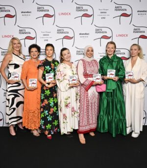 Eva Röse Instagram - Otroligt hedrad och glad över utmärkelsen "Årets Systerskap" . Motiveringen gjorde mig tårögd och förtjänar en egen väggbonad om någon känner sig manad. " Hon ler inte på beställning, struntar i dålig stämning och backar aldrig för att dra på sig rustningen .
Med sylvass humor,tajming och en obändig tydlighet är hon både på och vid sidan av scenen en härförare i kampen för mänskliga rättigheter ,jämställdhet och global hållbarhet. President av Jämtland- och en feminista i sin ädlaste form." 

Grattis alla övriga pristagare under kvällen!
(se tagg i bild). Tack @feminasverige för att ni använder er plattform till att lyfta och stärka kvinnor och samla så många otroliga medsystrar en kväll som denna.
Nu tar vi det härifrån.
✨ (foto @photographerkarintornblom samt @annahallams) #mäktet