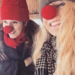 Eva Röse Instagram - Jajemän! I rikets tjänst år efter år. Vi ger er NollKonTrolltider. Lucka 1. Mental Karies #knyckisånässla#julkalender#advent#jul#samtiden#sverige#trolltider#knyckis#brunsås#grottfolk @vannarosenberg 🧌🧌