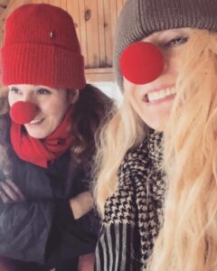 Eva Röse Instagram - Jajemän! I rikets tjänst år efter år. Vi ger er NollKonTrolltider. Lucka 1. Mental Karies #knyckisånässla#julkalender#advent#jul#samtiden#sverige#trolltider#knyckis#brunsås#grottfolk @vannarosenberg 🧌🧌