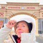Eva Röse Instagram – Porten till Dalanzadgad. 10 hr skakig buss från Ulan Bataar. Jag delar resan i stories och under “höjdpunkter ” uppe i kontot. Klicka på Gobi så hittar ni för er som är lite ovana… Möte med två kvinnliga komun ledare som representerar nomaderna står på schemat. Sen sova kort sen vidare mot Gobi. Iskallt,vackert,oändligt. Häng me’! (ingen wi-fi nu på några dagar igen så det blir tyst.) @herplanetearth #gobi