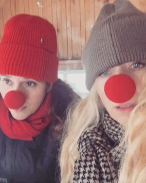 Eva Röse Instagram - Jajemän!
I rikets tjänst år efter år.
Vi ger er NollKonTrolltider.
Lucka 1. Mental Karies #knyckisånässla#julkalender#advent#jul#samtiden#sverige#trolltider#knyckis#brunsås#grottfolk @vannarosenberg 🧌🧌
