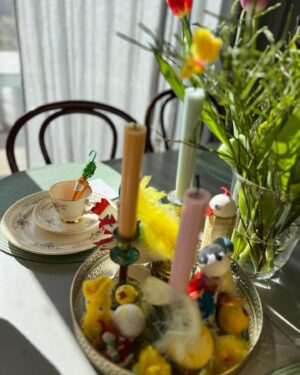 Eva Röse Instagram - Glad påsk alla mina ljuvliga,engagerade,kloka,frågvisa,kritiska och peppande följare. Tack för att ni hänger med här. Så fint att ni finns! Vad gör ni i helgen , oavsett om ni firar högtiden eller inte. Jag och småpojkarna knackade just på hos en äldre granne som bor ensam. Hon fick tulpaner och ett påskägg. Vi fick hårda kramar och ett mycket stort leende.
Håll i varandra. Det blir för svårt annars. Hepp!
🐣💛💛💛