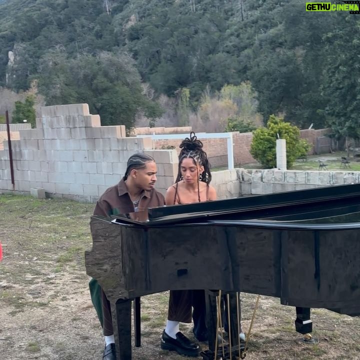 Eva Ruiz Instagram - Para lxs que aman fuerte pero no fue para siempre. Impossible love. Quedan 2 diasss🌹🌹@arinraycamp Presave en mi bio 💔