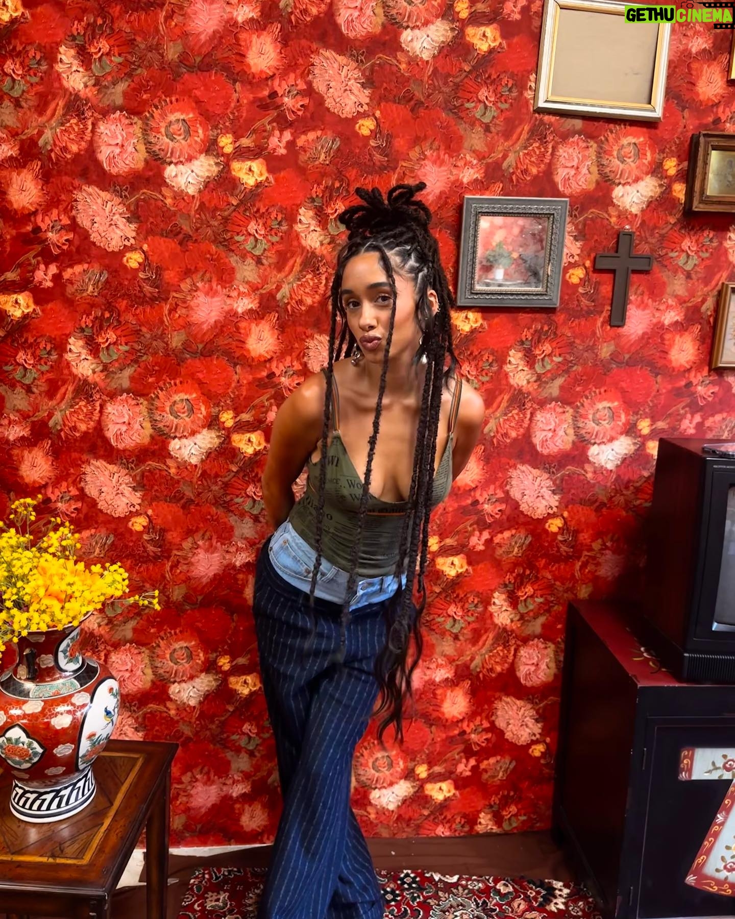 Eva Ruiz Instagram - Para lxs que aman fuerte pero no fue para siempre. Impossible love. Quedan 2 diasss🌹🌹@arinraycamp Presave en mi bio 💔