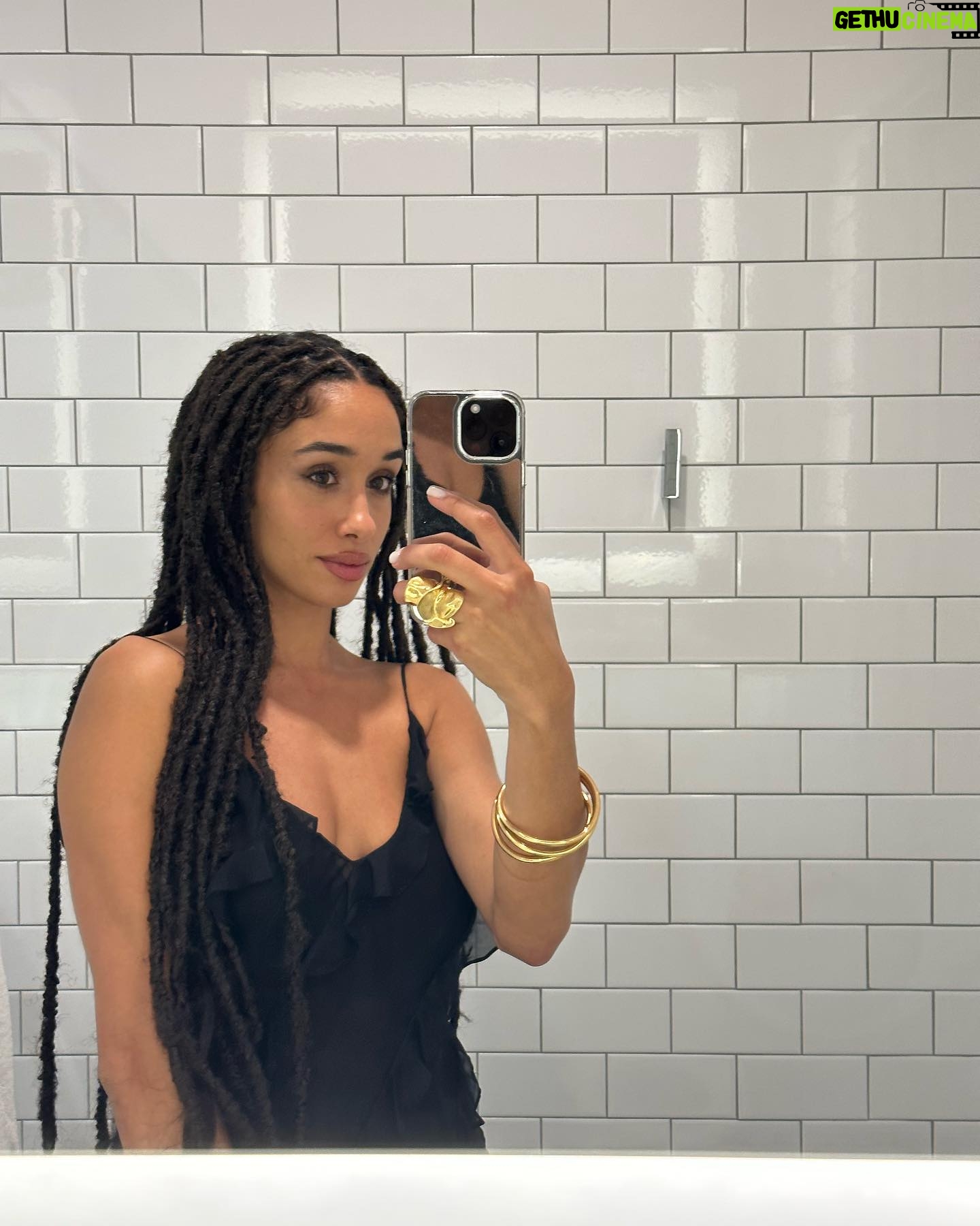 Eva Ruiz Instagram - Febrero de cumple 🎂, de cantar en La por primera vez, de anuncio de touuur y de sorpresas de personas bonitas 🤍🤍🤍🤍🤍