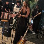 Eva Ruiz Instagram - Febrero de cumple 🎂, de cantar en La por primera vez, de anuncio de touuur y de sorpresas de personas bonitas 🤍🤍🤍🤍🤍