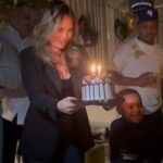 Eva Ruiz Instagram - Febrero de cumple 🎂, de cantar en La por primera vez, de anuncio de touuur y de sorpresas de personas bonitas 🤍🤍🤍🤍🤍