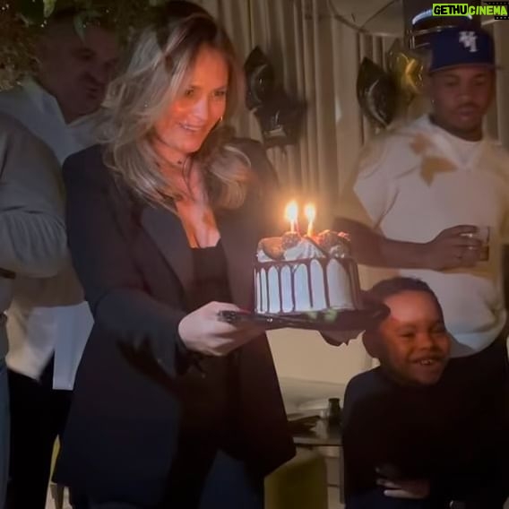 Eva Ruiz Instagram - Febrero de cumple 🎂, de cantar en La por primera vez, de anuncio de touuur y de sorpresas de personas bonitas 🤍🤍🤍🤍🤍