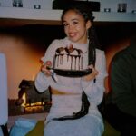 Eva Ruiz Instagram - Febrero de cumple 🎂, de cantar en La por primera vez, de anuncio de touuur y de sorpresas de personas bonitas 🤍🤍🤍🤍🤍