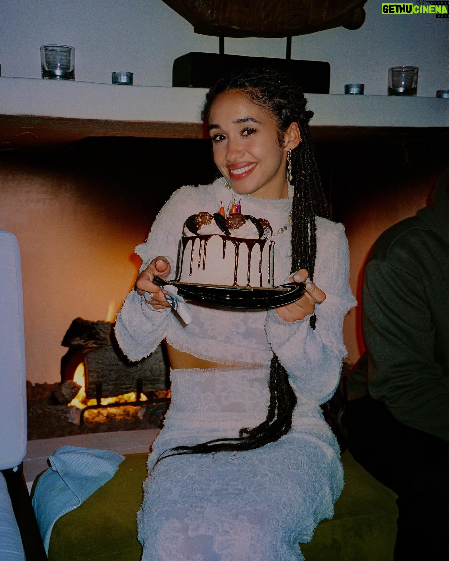 Eva Ruiz Instagram - Febrero de cumple 🎂, de cantar en La por primera vez, de anuncio de touuur y de sorpresas de personas bonitas 🤍🤍🤍🤍🤍