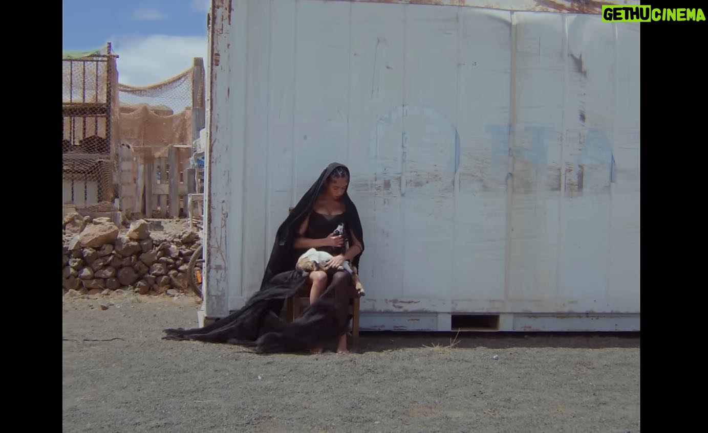Eva Ruiz Instagram - 🖤🌋 Les hice una versión acústica de “Papá Dónde Estás” para lxs que les gusta escuchar baladitas con este frío ✨✨✨coming out soonnn