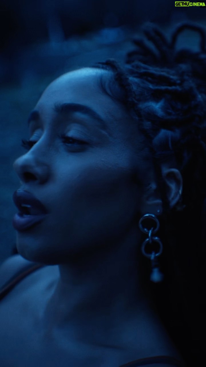 Eva Ruiz Instagram - IMPOSSIBLE LOVE FT @arinraycamp VIDEO OUT NOW ๐๐๐๐น๐น๐นgracias x tanto amor!!! Link en mi bio!! Director: @liamwalshh Producer: @iamkingsheyla @kairosnathan DP: @nickfrmnohre AC: @L3ibow Gaffer: @luis_peaks Stylist: @Nat_Stowe @archivo.world Set/Production Designer: @lvnatuna MUAH: @doitlikeamadora @chey.locs Bts: @mihailoandic @ryanparrilla Color: @avery_niles Editor/Title: @liamwalshh VFX: @drisv2 Song producers: @southsidedaro @pat_producer @__chrishenderson__