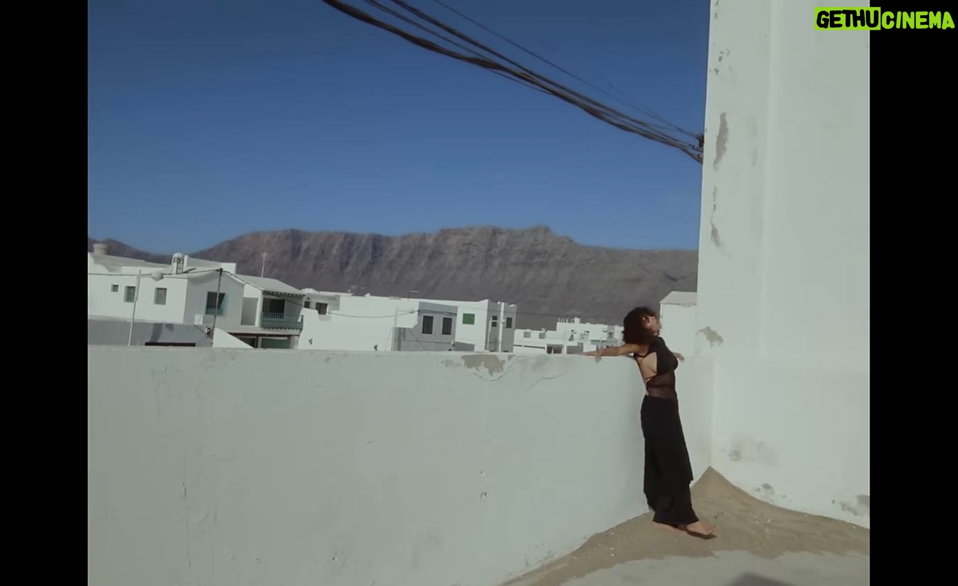 Eva Ruiz Instagram - 🖤🌋 Les hice una versión acústica de “Papá Dónde Estás” para lxs que les gusta escuchar baladitas con este frío ✨✨✨coming out soonnn