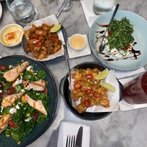 Eva Zapico Instagram - Eating good 🥙🥘🍤🍸 

@visitabudhabi 
@thelighthouse_abudhabi 
@yasbayuae 
@yasisland 
#InAbuDhabi